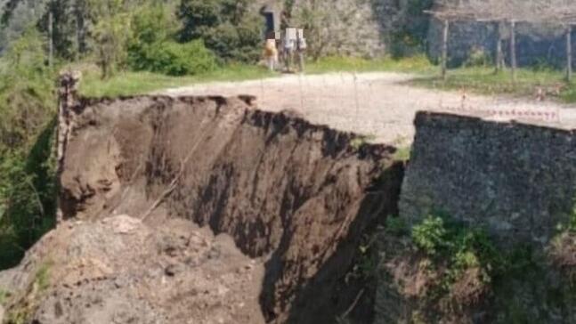 «Crollato il muro del parcheggio», la strada provinciale è off-limits