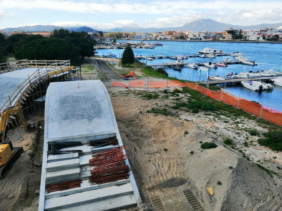 
	Il cantiere del progetto Iti e accanto i pontili della Marina

