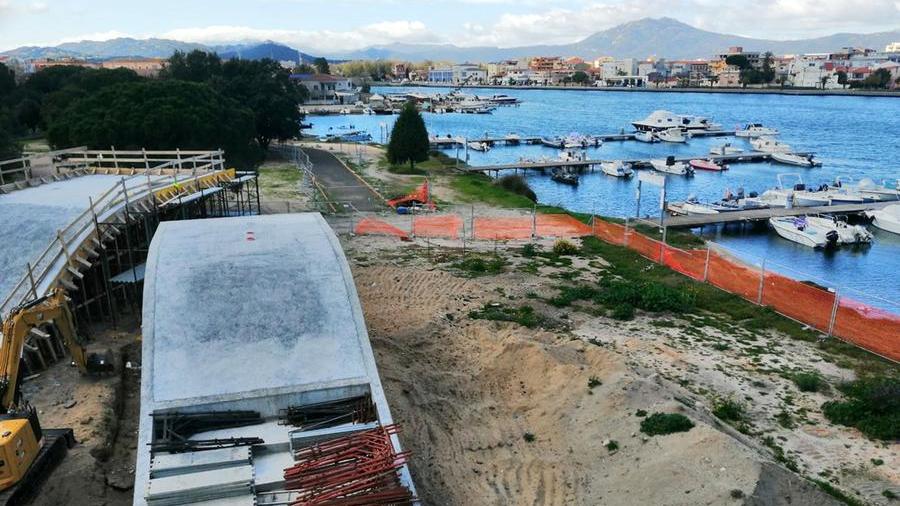 Il cantiere del progetto Iti e accanto i pontili della Marina