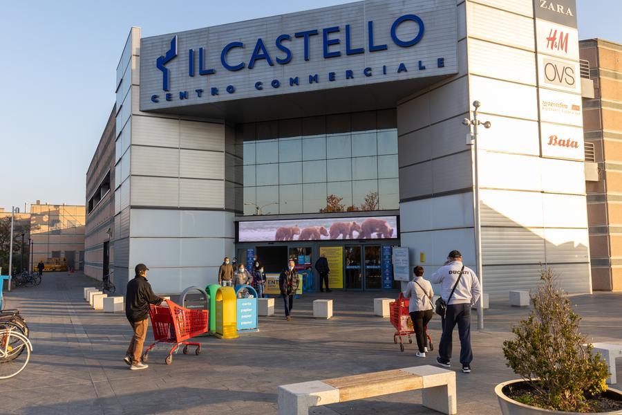 Ferrara, il cuore smette di battere: due carabinieri lo salvano