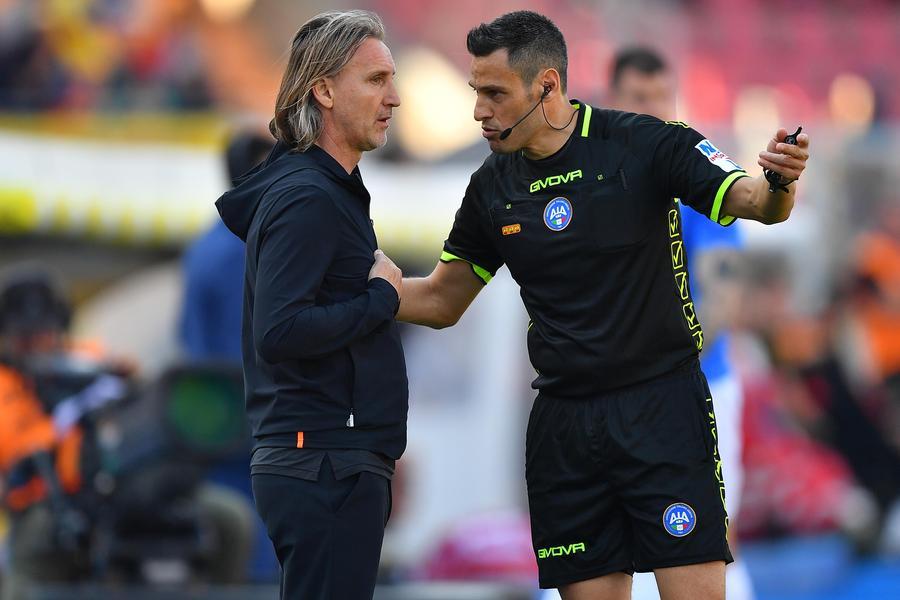 
	Davide Nicola chiede spiegazioni all'arbitro Mariani durante Lecce-Empoli

