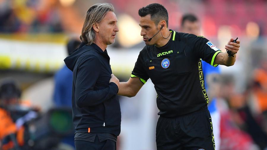Davide Nicola chiede spiegazioni all'arbitro Mariani durante Lecce-Empoli