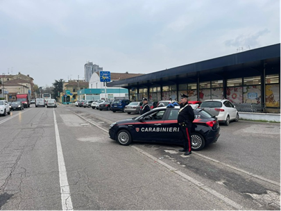 Sbatte un carabiniere sul cofano dell’auto, arresto complicato a Ferrara