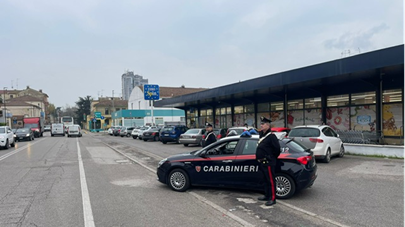 Sbatte un carabiniere sul cofano dell’auto, arresto complicato a Ferrara