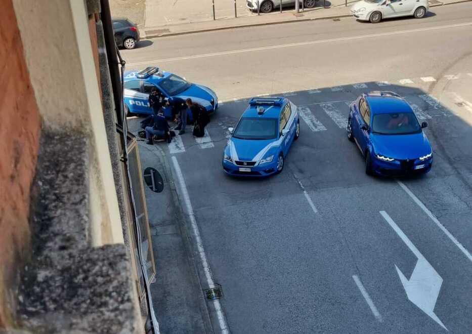 Resiste alla polizia, caos in ospedale: giovane aveva droga anche in casa a Ferrara