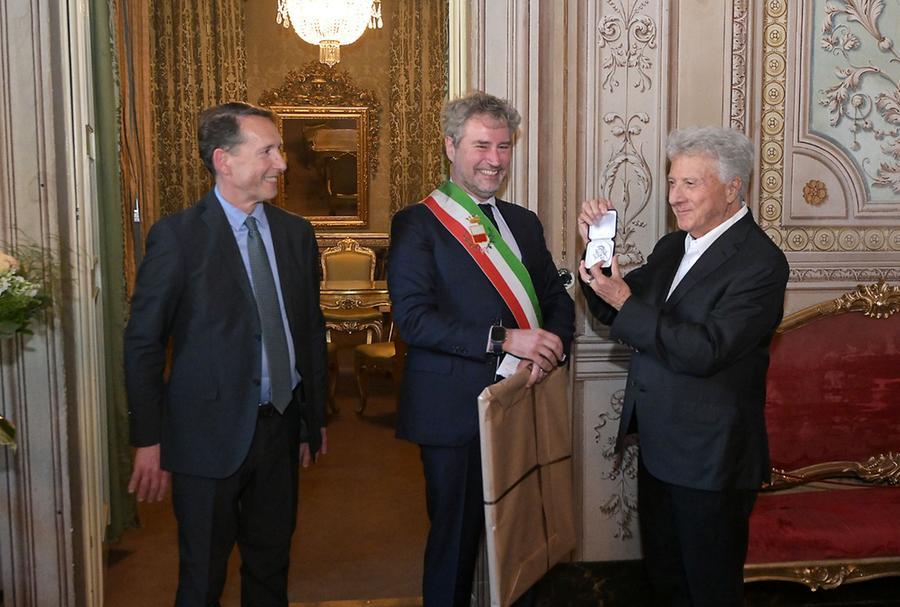 Lucca, premiato in Comune il cast del film con Hoffman