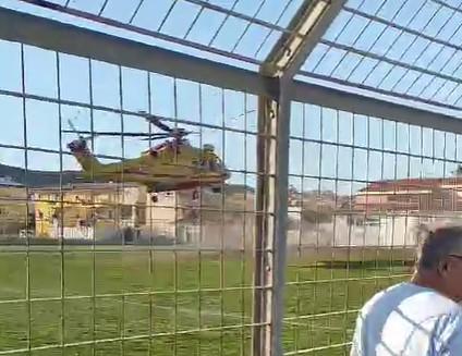 Santa Teresa, l’elisoccorso atterra allo stadio: partita sospesa per qualche minuto