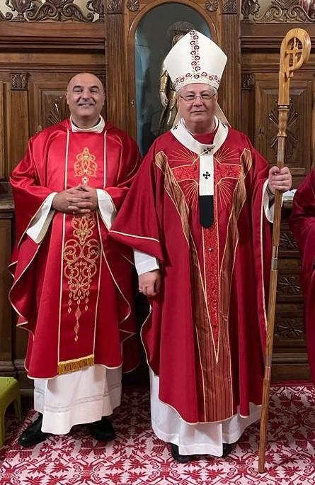 
	Monsignor Roberto Caria (a sinistra nella foto) assieme all'arcivescovo Roberto Carboni

