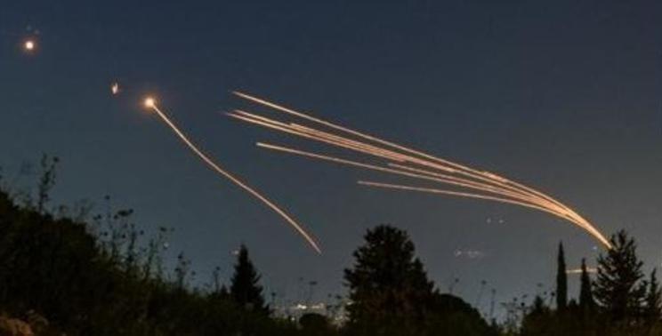 Media arabi: «L’Iran attacca Israele con decine di droni»