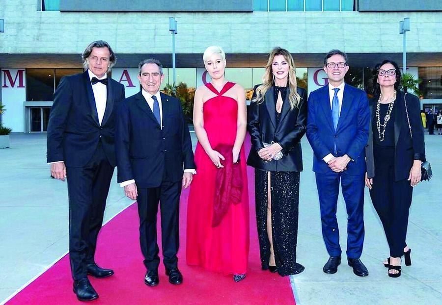 
	Il sovrintendente Fuortes con la pianista Giulia Mazzoni (con l&rsquo;abito rosso), Alba Parietti e il sindaco di Firenze Dario Nardella

