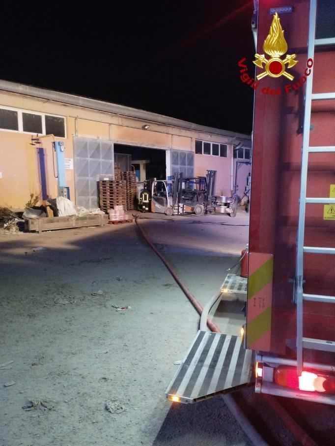 Lucca, incendio in cartiera