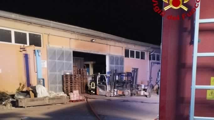 Lucca, incendio in cartiera
