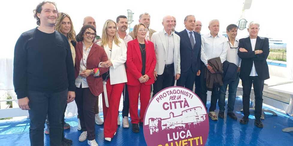 Foto di gruppo per i candidati della lista civica protagonisti per la città insieme a Luca Salvetti
