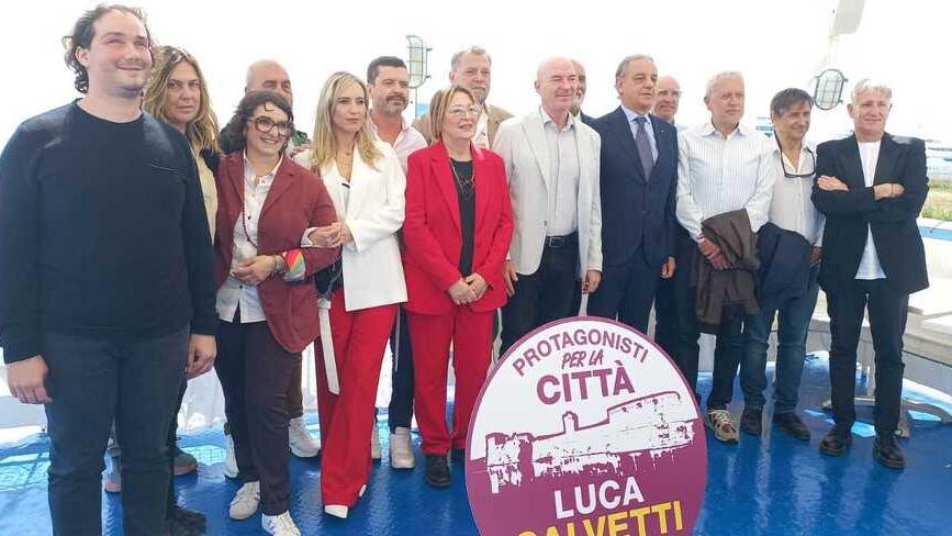 Foto di gruppo per i candidati della lista civica protagonisti per la città insieme a Luca Salvetti