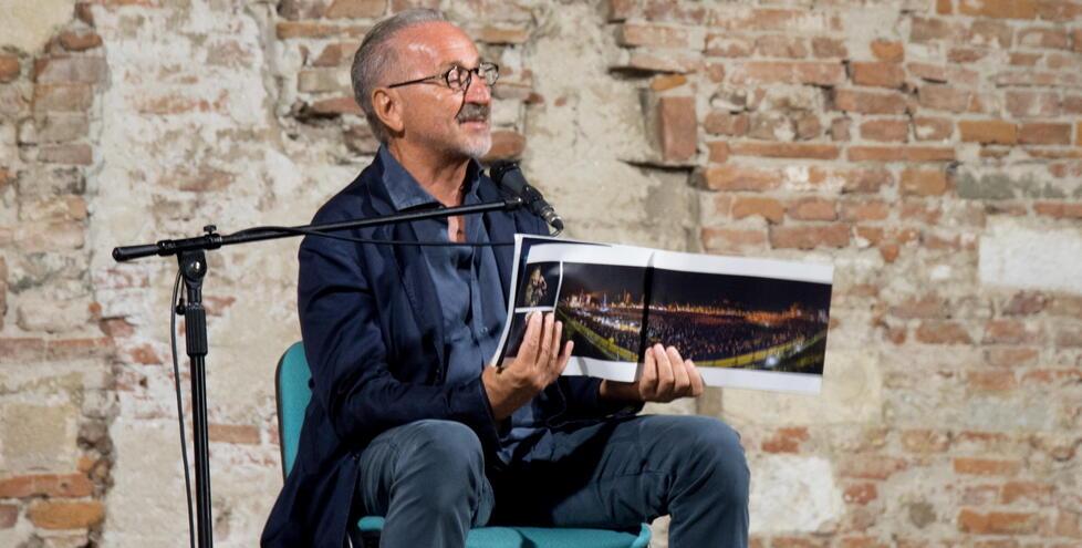 D’Alessandro mostra una foto del campo Balilla pieno per il concerto dei Rolling Stones nel 2017