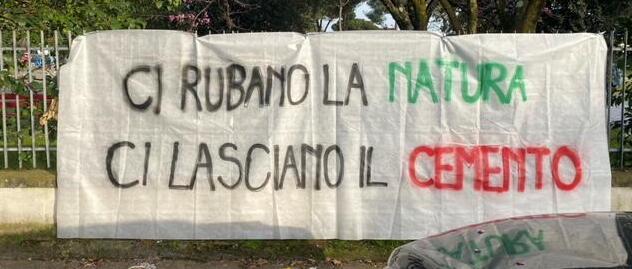 Lo striscione apparso davanti al parco degli Ulivi