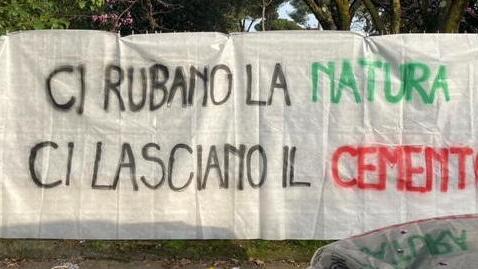 Lo striscione apparso davanti al parco degli Ulivi