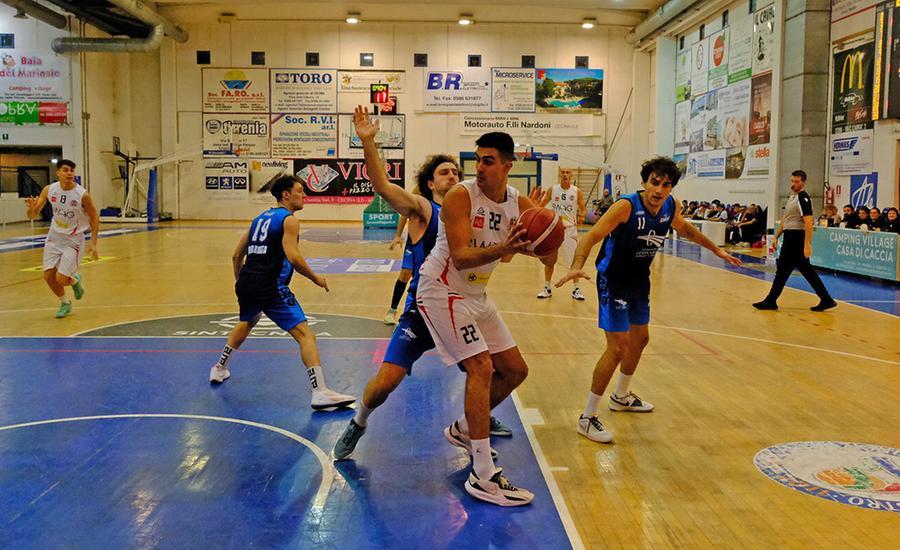 
	Pistolesi in un&rsquo;azione spalle a canestro

