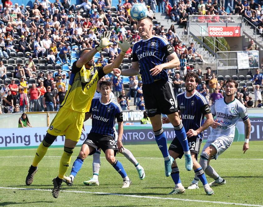 ll difensore nerazzurro Hermannsson sventa una minaccia anticipando anche il suo portiere Nicolas (foto Teta/Muzzi)