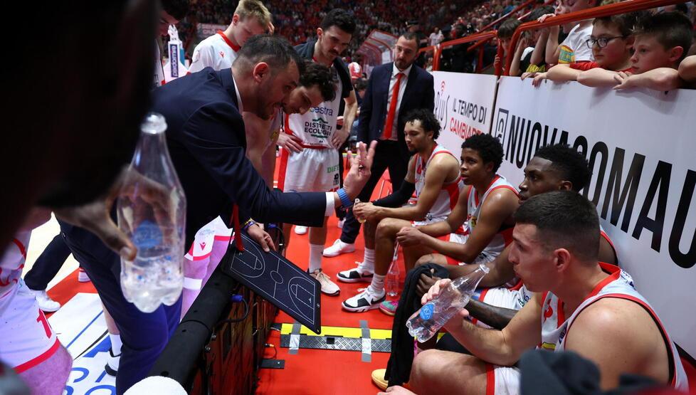Il coach Brienza che  detta le indicazioni alla sua squadra