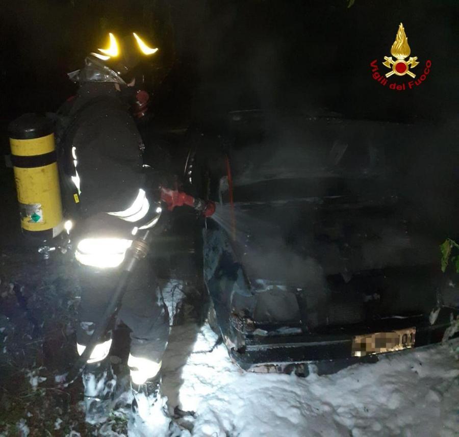 Auto distrutta da un incendio