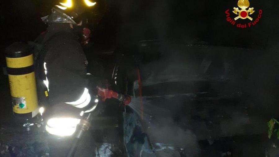 Auto distrutta da un incendio