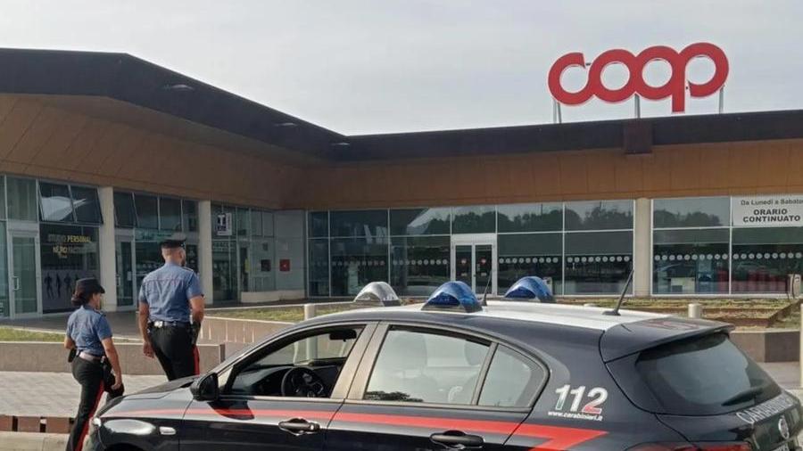 Ruba al supermercato e scappa: denunciato
