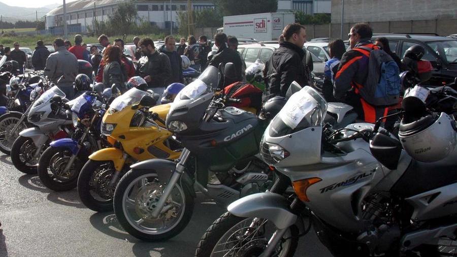 Un raduno di motociclisti in zona stazione a Livorno