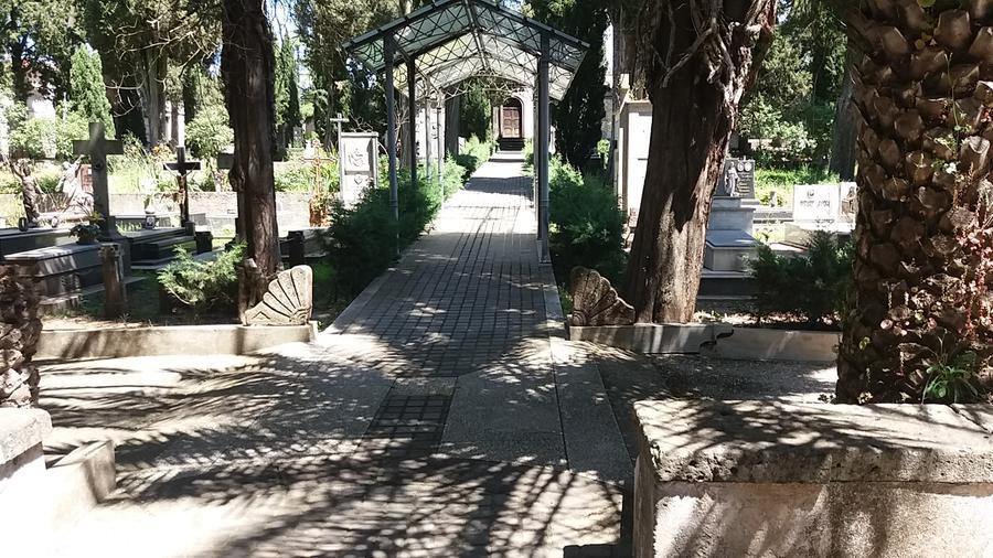 
	Uno scorcio del cimitero di Ghilarza

