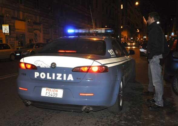 Un agente e una volante della polizia (foto d'archivio)