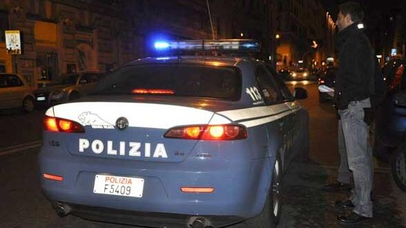Un agente e una volante della polizia (foto d'archivio)
