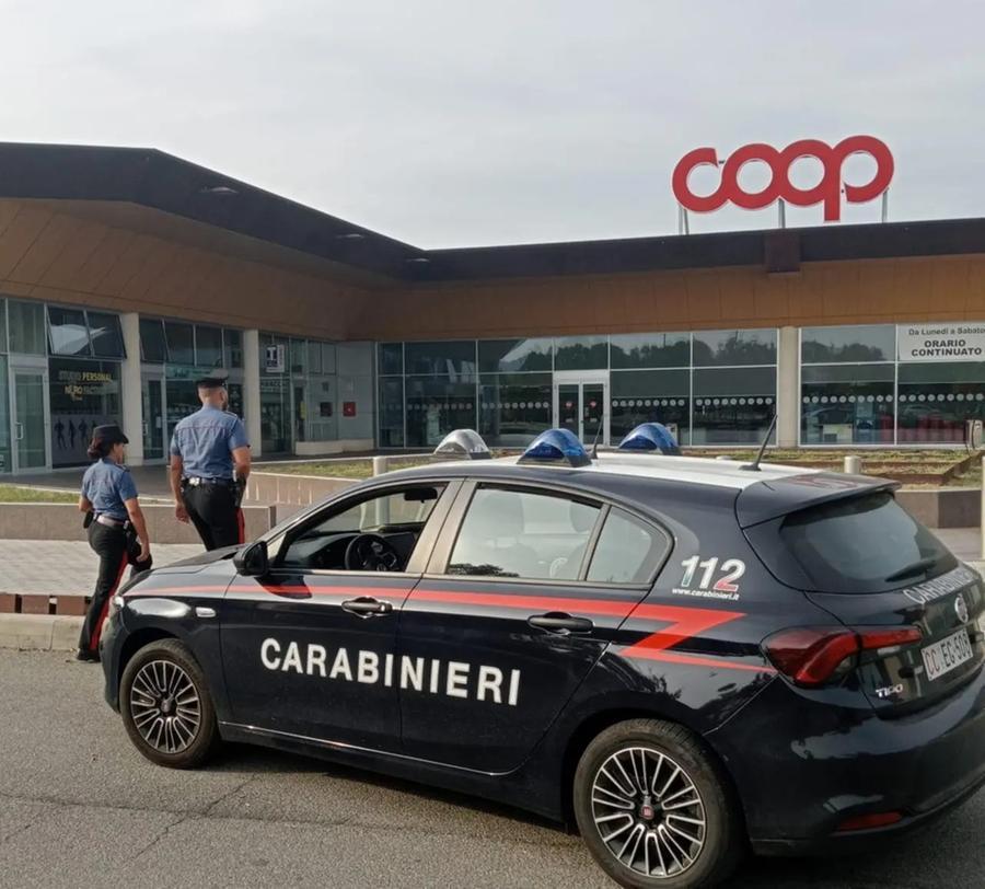 Scappa con la spesa scavalcando il cancello, denunciato