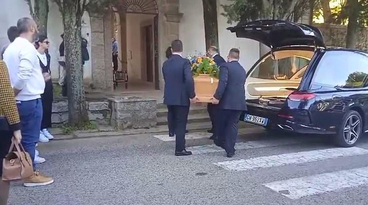 Aggius, una folla in lacrime dice addio all’artista Simone Sanna