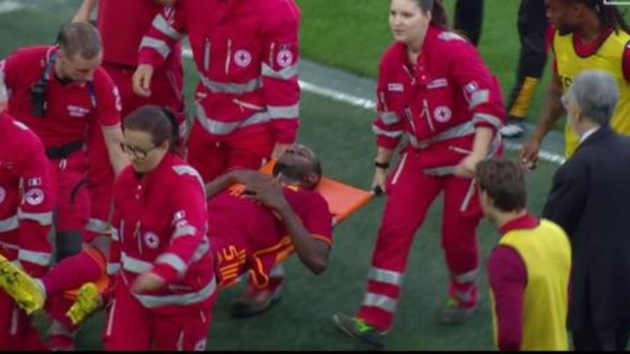 
	Ndicka portato fuori dal campo in barella

