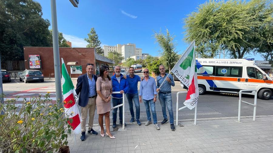 
	Maria Obinu (seconda da sinistra), Giuseppe Obinu (terzo) e Antonio Solinas (quinto) durante una recente manifestazione del Pd

