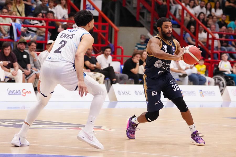 La Dinamo non passa a Napoli: 88-79