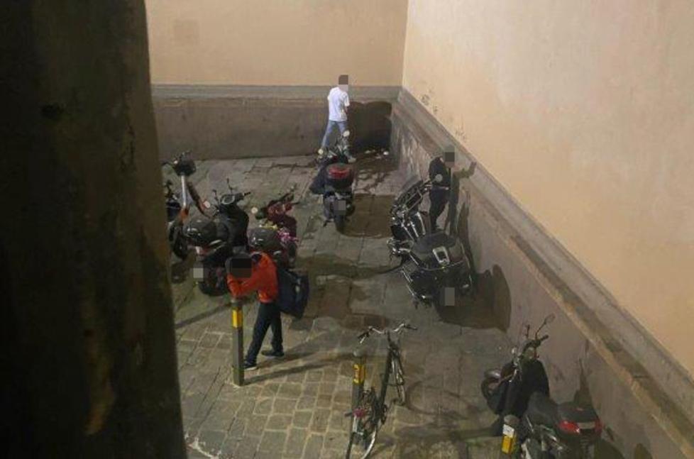 Firenze, ragazzini aggrediti dal branco: cronaca di una notte folle in piazza Santo Spirito