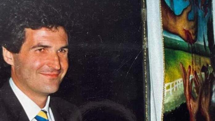 
	Il dottor Lorenzo Viti accanto a uno dei palii vinti a Siena

