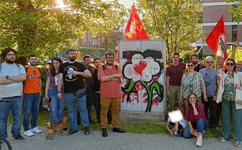 I reggiani con i fiori cancellano le svastiche in Viale Umberto I