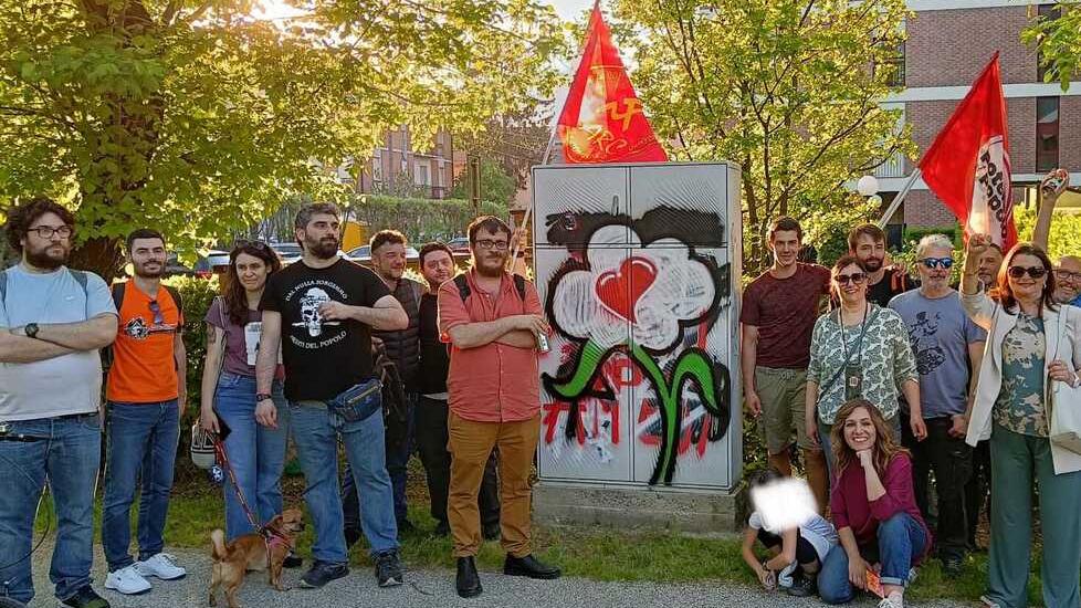 I reggiani con i fiori cancellano le svastiche in Viale Umberto I