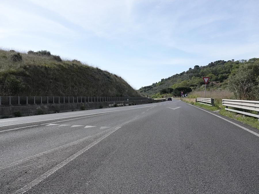
	L&rsquo;uscita di Fonteblanda in provincia di Grosseto in un punto d&rsquo;innesto pericoloso (foto Enzo Russo)

