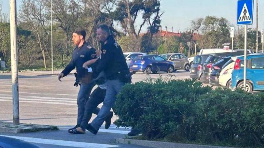Tirrenia, aggredisce la convivente per la strada: bloccato dalla polizia