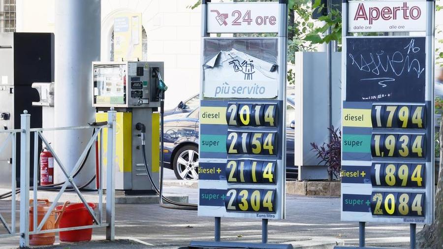 Prezzo della benzina incontrollabile, ecco come difendersi