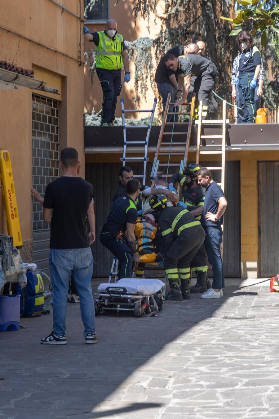 Modena, operaio cade giù da una tettoia mentre ripara un condizionatore