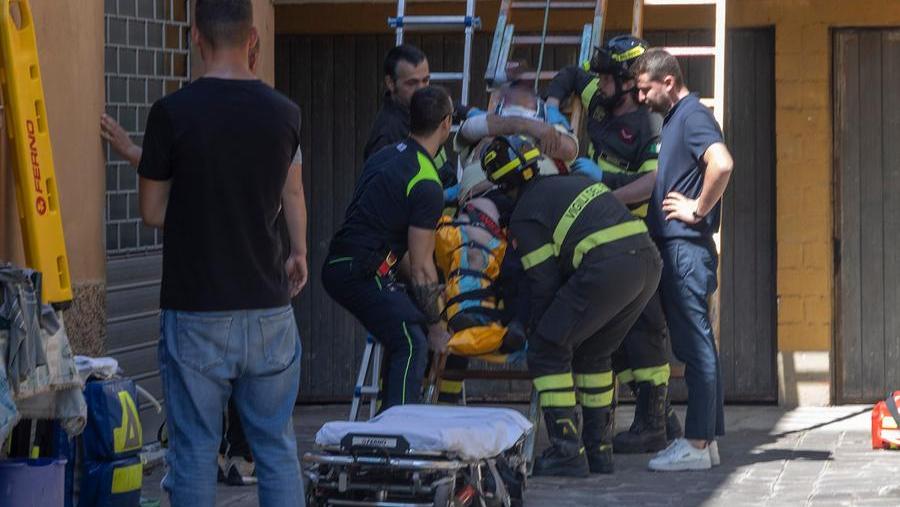 Modena, operaio cade giù da una tettoia mentre ripara un condizionatore