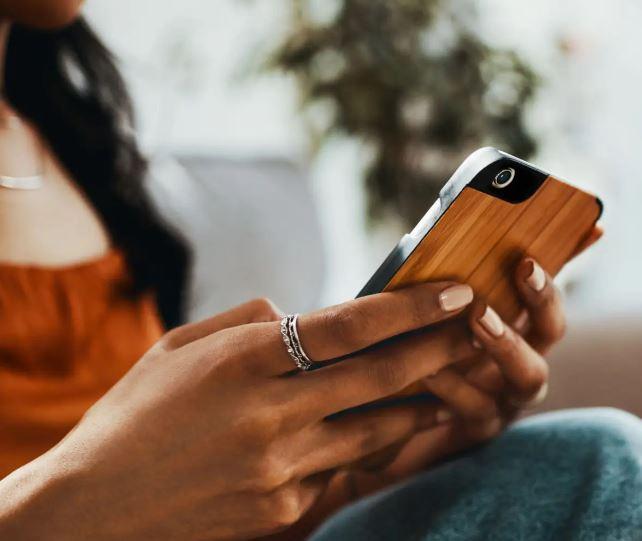 Trova una chat sconveniente tra il marito e una donna e la divulga, denunciata