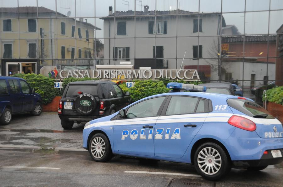 RAPINA ALLA CASSA DI RISPARMIO DI LUCCA A SANT'ANNA
RAPINA ALL'AGENZIA CDR DI S. ANNA: NELLA FOTO  LA VOLANTE DELLA POLIZIA.