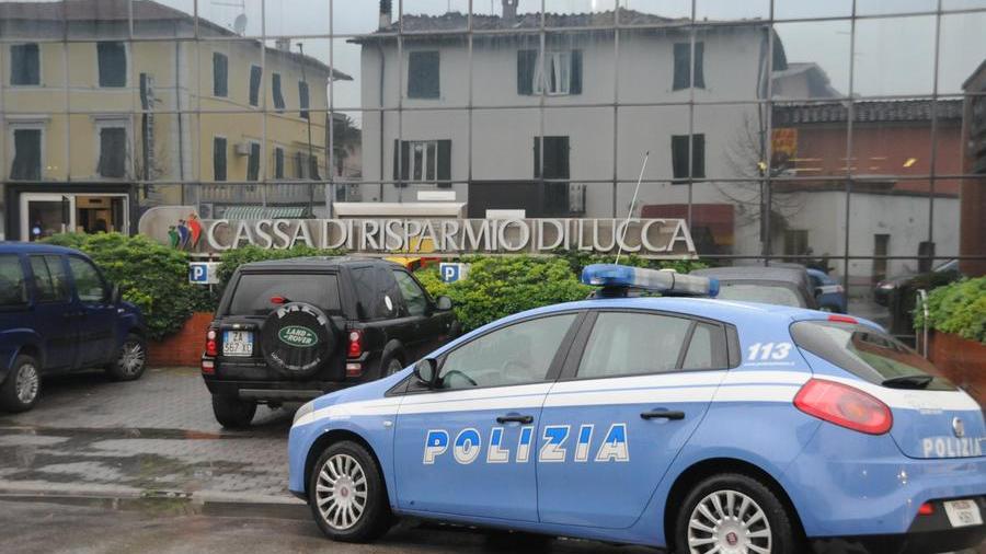 RAPINA ALLA CASSA DI RISPARMIO DI LUCCA A SANT'ANNA
RAPINA ALL'AGENZIA CDR DI S. ANNA: NELLA FOTO LA VOLANTE DELLA POLIZIA.