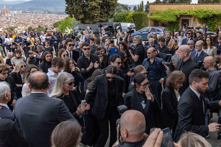 
	I familiari di Roberto Cavalli all'ingresso della chiesa di San Miniato al Monte a Firenze


