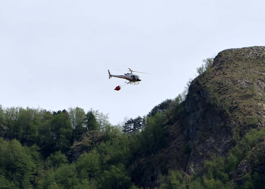 Massa, incendio sulle Apuane: brucia il bosco sul monte Vettolina